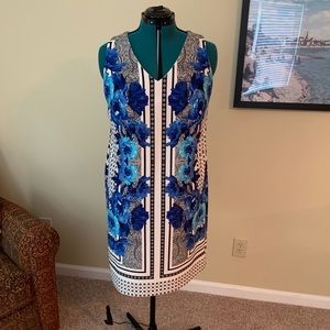 Vneck, sleeveless scuba dress